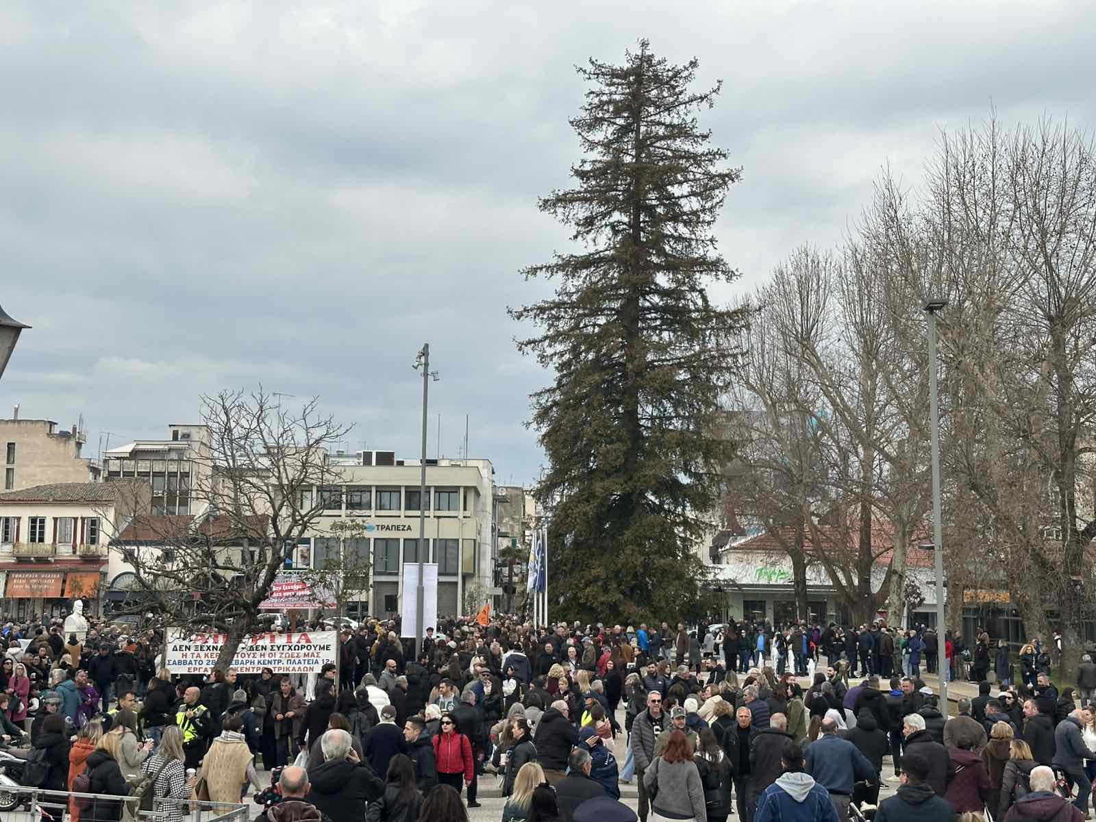 Τέμπη: Μαζική συγκέντρωση μνήμης στην Κεντρική Πλατεία Τρικάλων