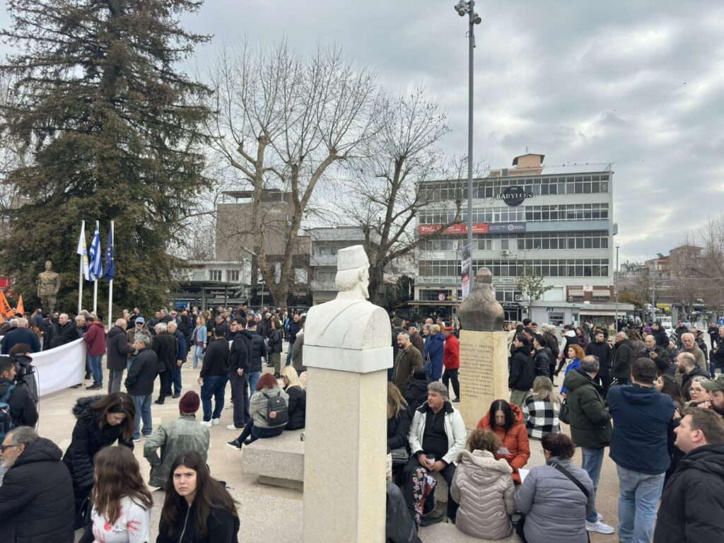 Συγκέντρωση πολιτών στην Κεντρική Πλατεία Τρικάλων για την τραγωδία στα Τέμπη