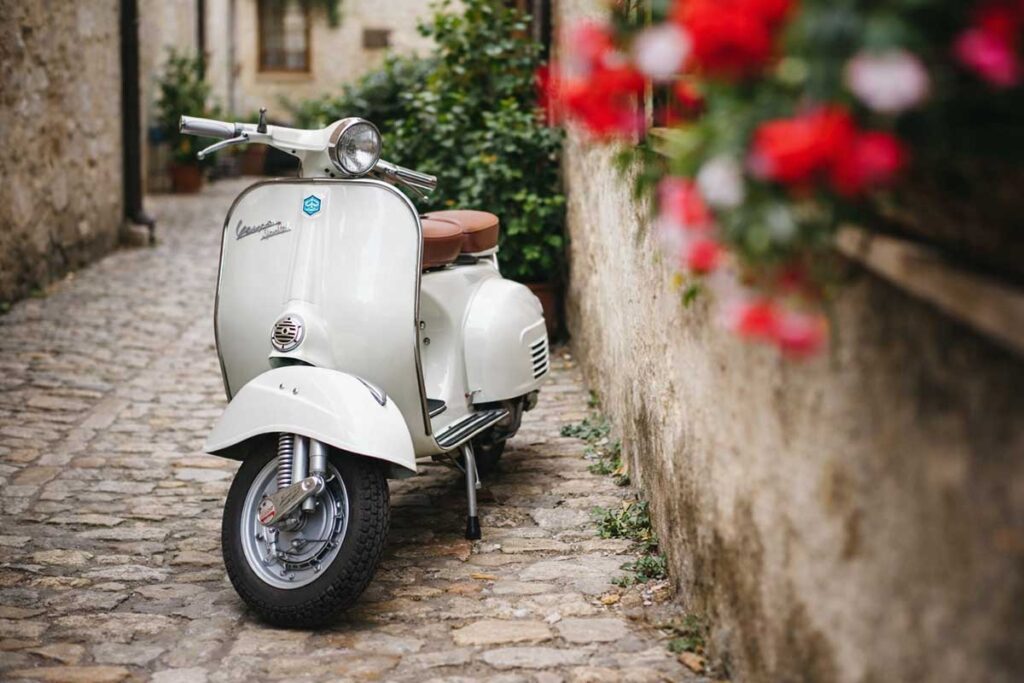 Vespa &kappa;&alpha;&iota; &pi;&alpha;&rho;ά&delta;&omicron;&sigma;&eta; &laquo;&pi;&lambda;&eta;&mu;&mu;&upsilon;&rho;ί&zeta;&omicron;&upsilon;&nu;&raquo; &tau;&alpha; &Mu;&epsilon;&tau;έ&omega;&rho;&alpha;