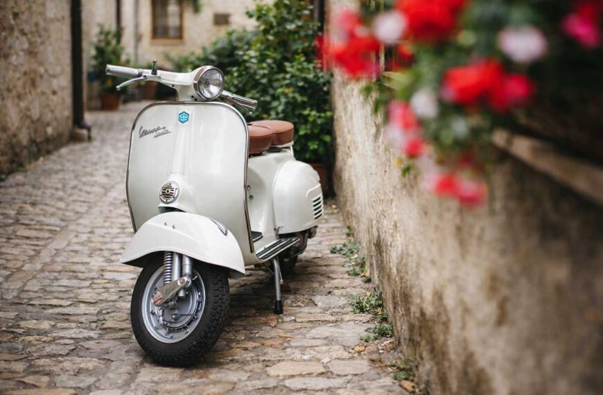 Λευκή Vespa σε γραφικό στενό, συμβολική εικόνα για τη Θεσσαλική Συνάντηση Vespa στα Τρίκαλα