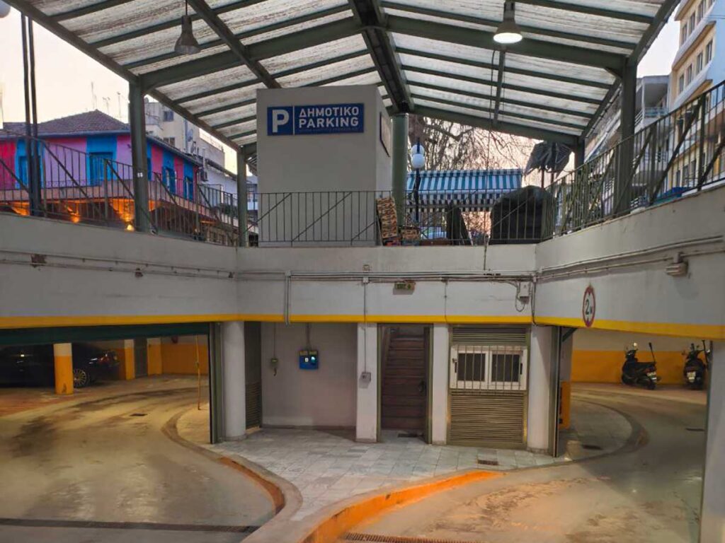 εσωτερικός χώρος του Δημοτικού πάρκινγκ στα δικαστήρια Τρικάλων