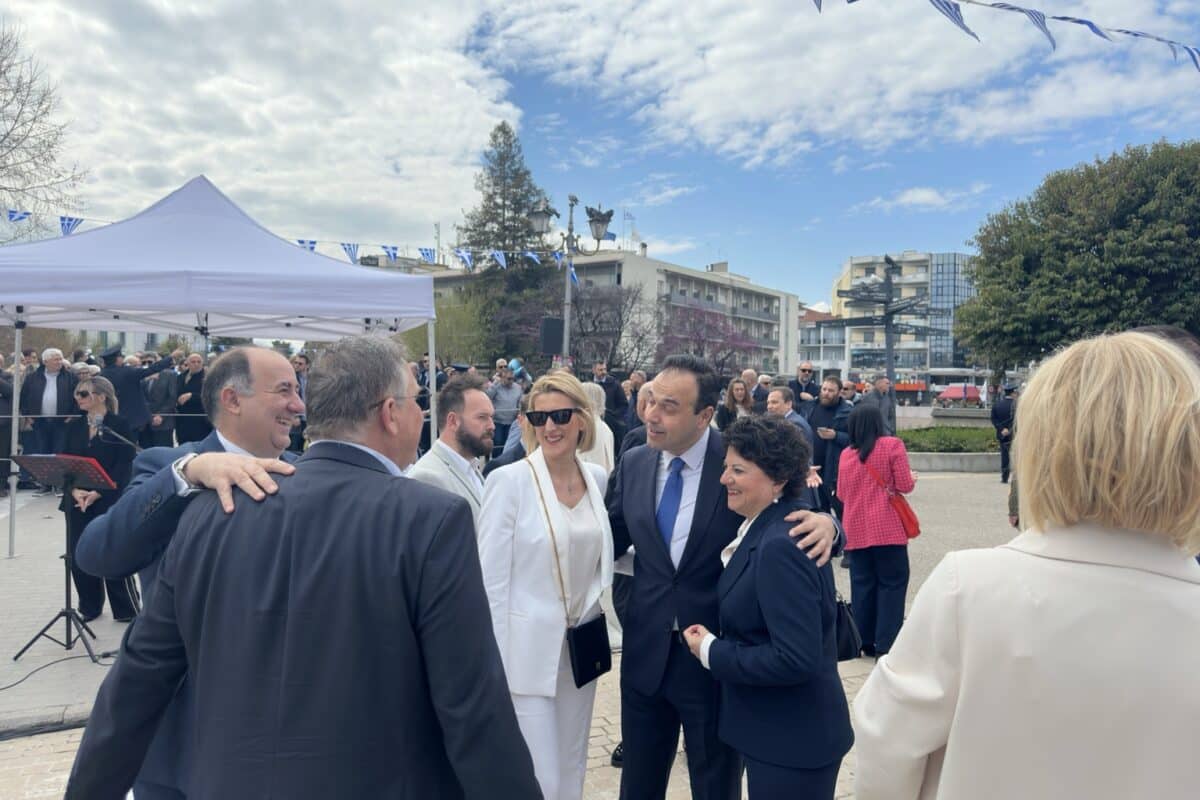 Παπαστεργίου στα Τρίκαλα: Αγκαλιές και χαμόγελα στην παρέλαση