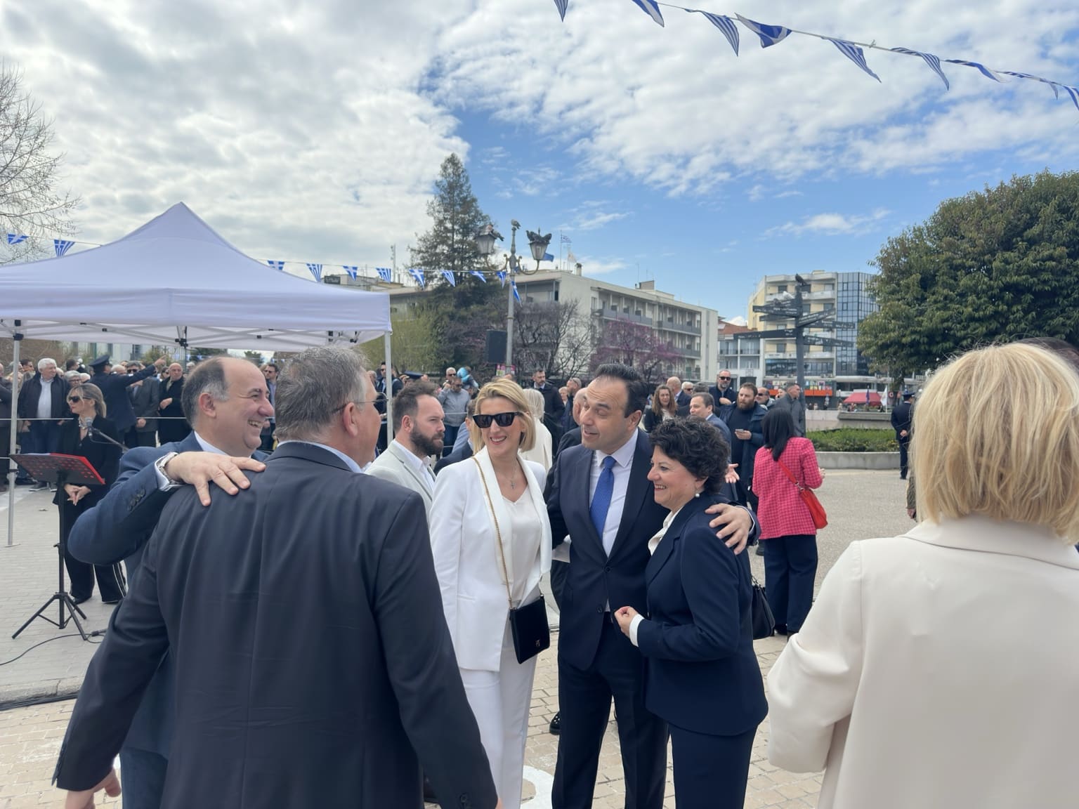 Παπαστεργίου στα Τρίκαλα: Αγκαλιές και χαμόγελα στην παρέλαση