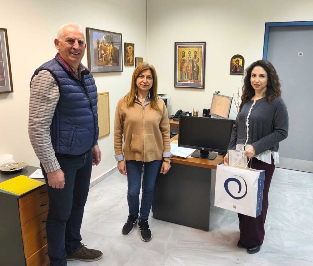 Παράδοση εξοπλισμού σε σχολικές μονάδες των Τρικάλων μέσω δωρεάς της γαλακτοβιομηχανίας ΟΜΗΡΟΣ.