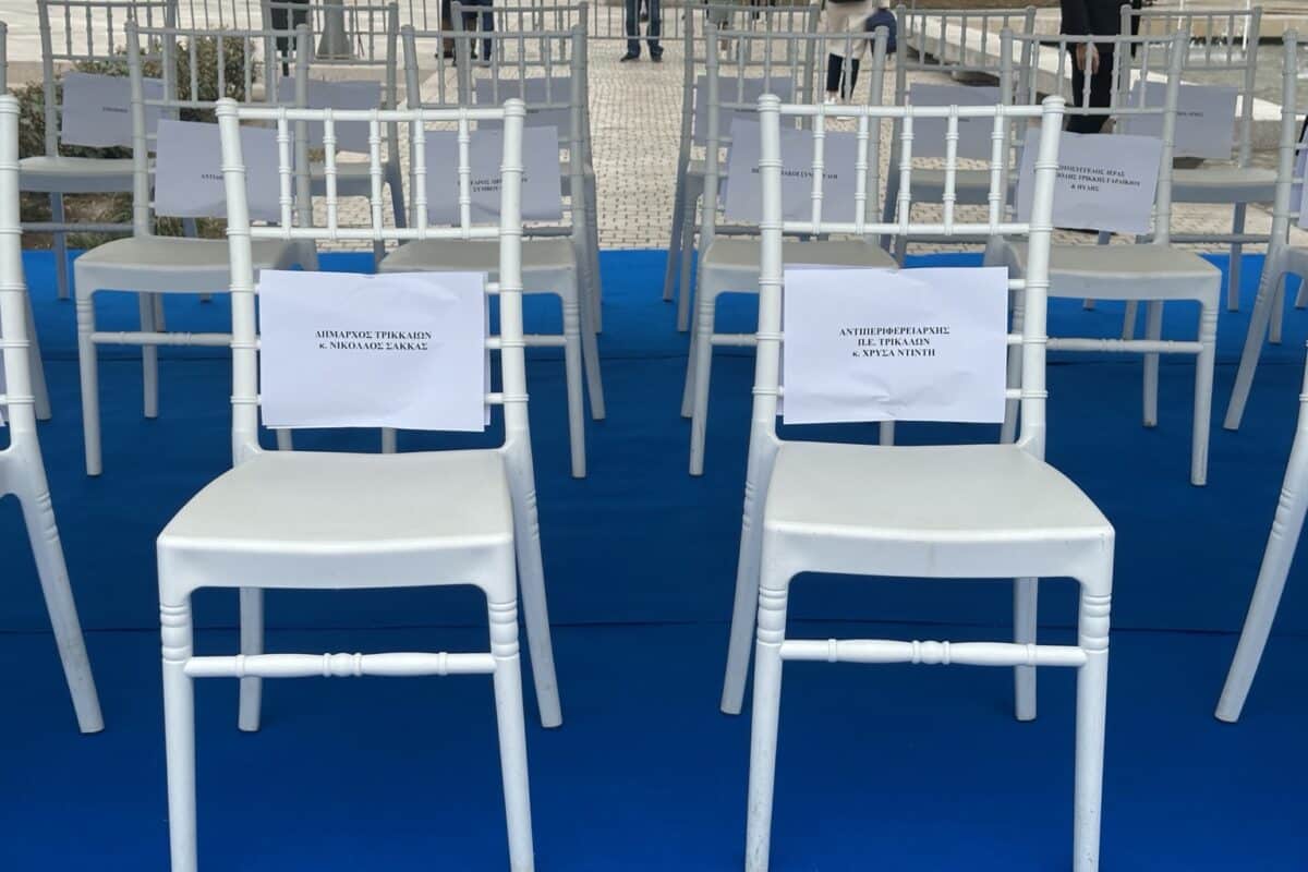 Παρέλαση Τρίκαλα: Δίπλα δίπλα Ντιντή – Σακκάς στην εξέδρα