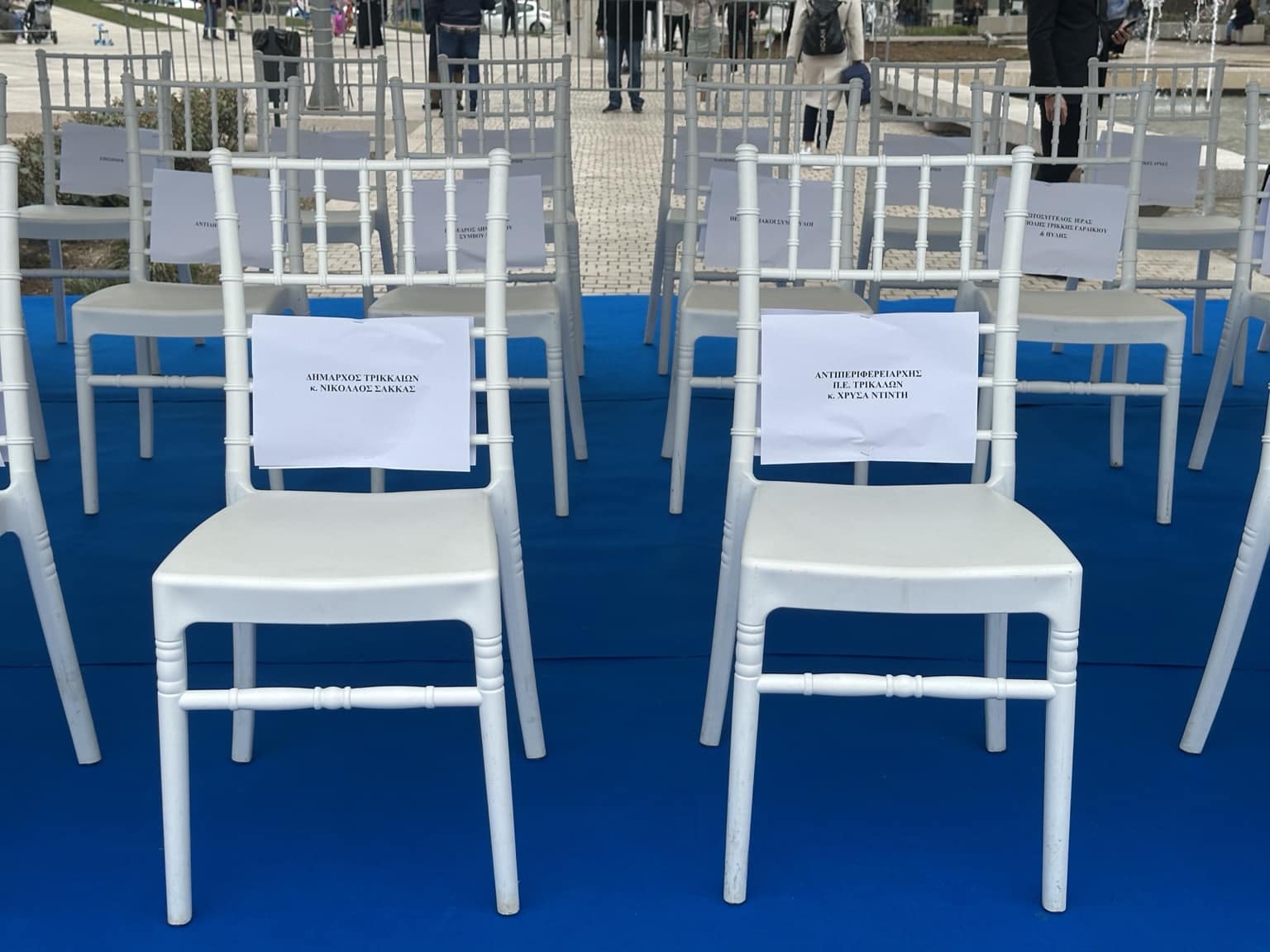 Παρέλαση Τρίκαλα: Δίπλα δίπλα Ντιντή – Σακκάς στην εξέδρα