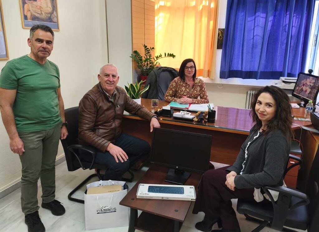 Παράδοση εξοπλισμού σε σχολικές μονάδες των Τρικάλων μέσω δωρεάς της γαλακτοβιομηχανίας ΟΜΗΡΟΣ.