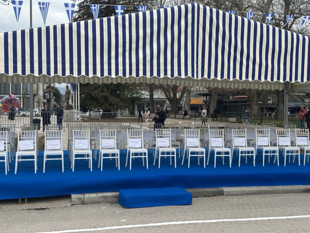 Παρέλαση Τρίκαλα: Δίπλα δίπλα Ντιντή – Σακκάς στην εξέδρα