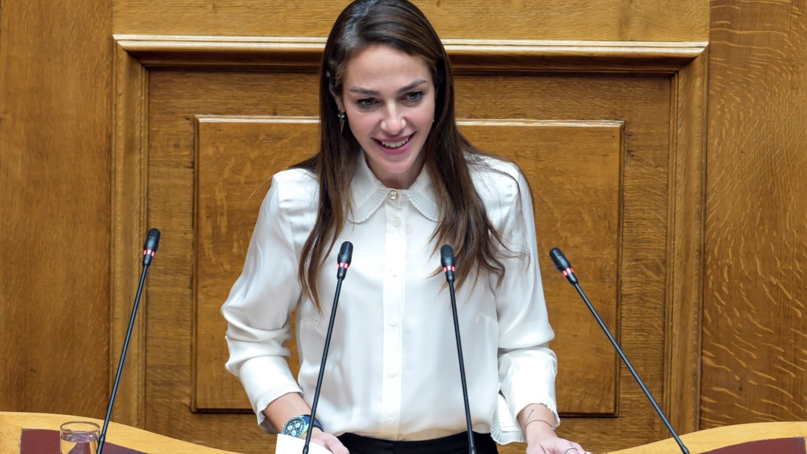 Η Υπουργός Κοινωνικής Συνοχής και Οικογένειας Δόμνα Μιχαηλίδου για το νέο σύστημα επισιτιστικής βοήθειας με προπληρωμένη κάρτα.