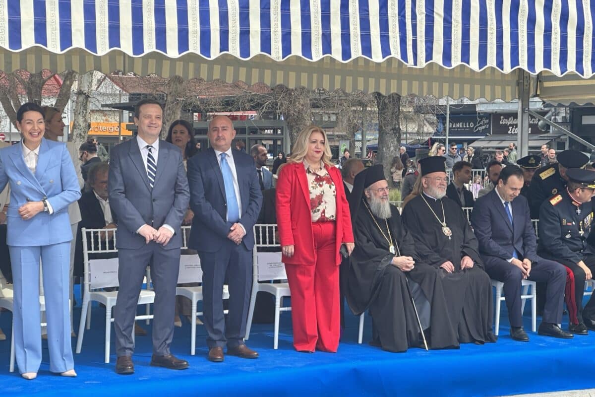 Χρύσα Ντιντή: Εντυπωσιακή παρουσία στα κόκκινα στην παρέλαση Τρικάλων