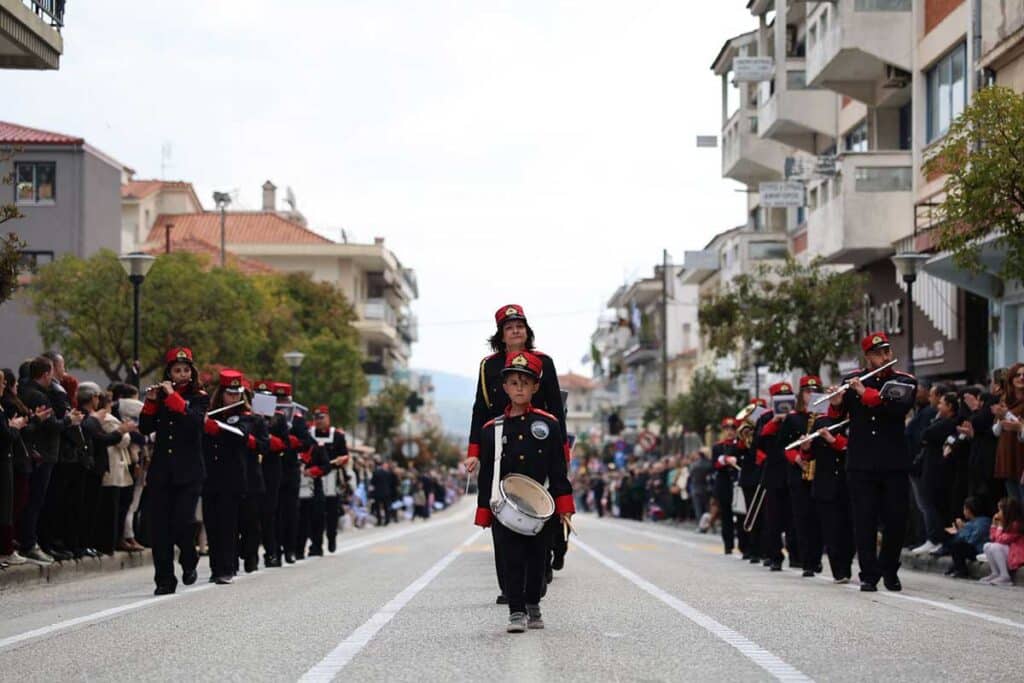 Καλαμπάκα: Πλήθος κόσμου στην παρέλαση της 25ης Μαρτίου