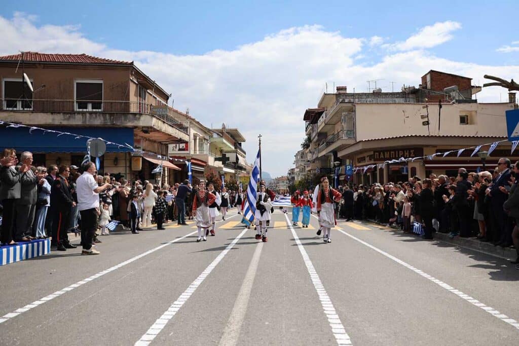 Καλαμπάκα: Πλήθος κόσμου στην παρέλαση της 25ης Μαρτίου