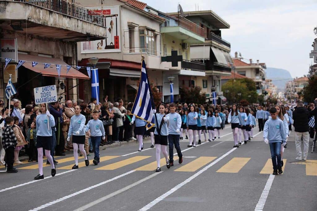 Καλαμπάκα: Πλήθος κόσμου στην παρέλαση της 25ης Μαρτίου