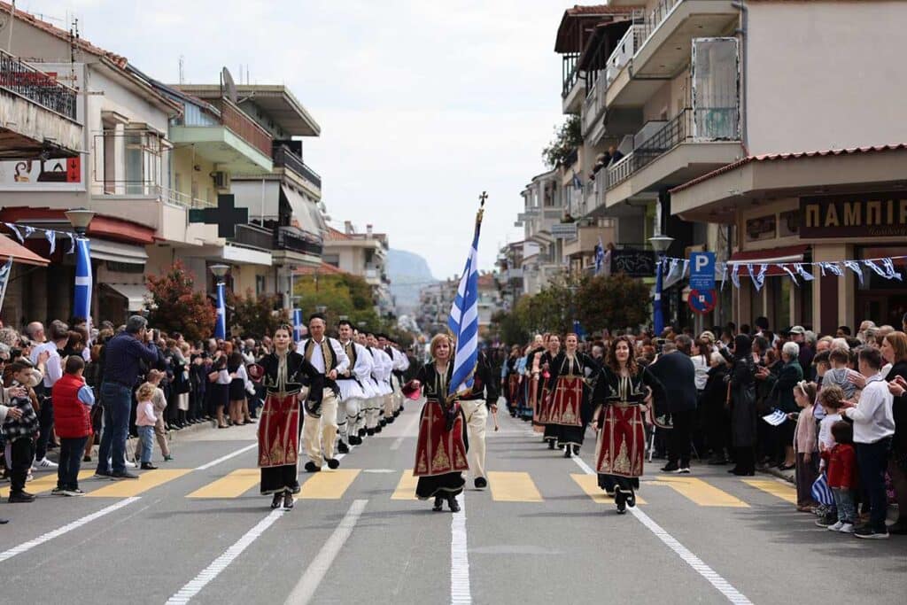 Καλαμπάκα: Πλήθος κόσμου στην παρέλαση της 25ης Μαρτίου