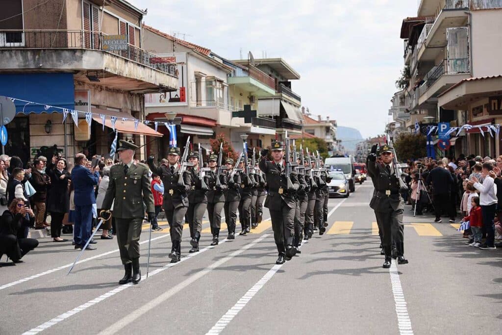 Καλαμπάκα: Πλήθος κόσμου στην παρέλαση της 25ης Μαρτίου
