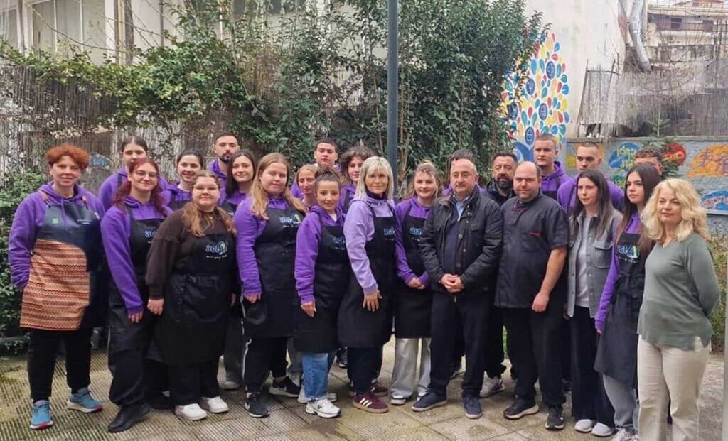 Μαθητές και εθελοντές πρόσφεραν γεύματα σε αστέγους στα Τρίκαλα
