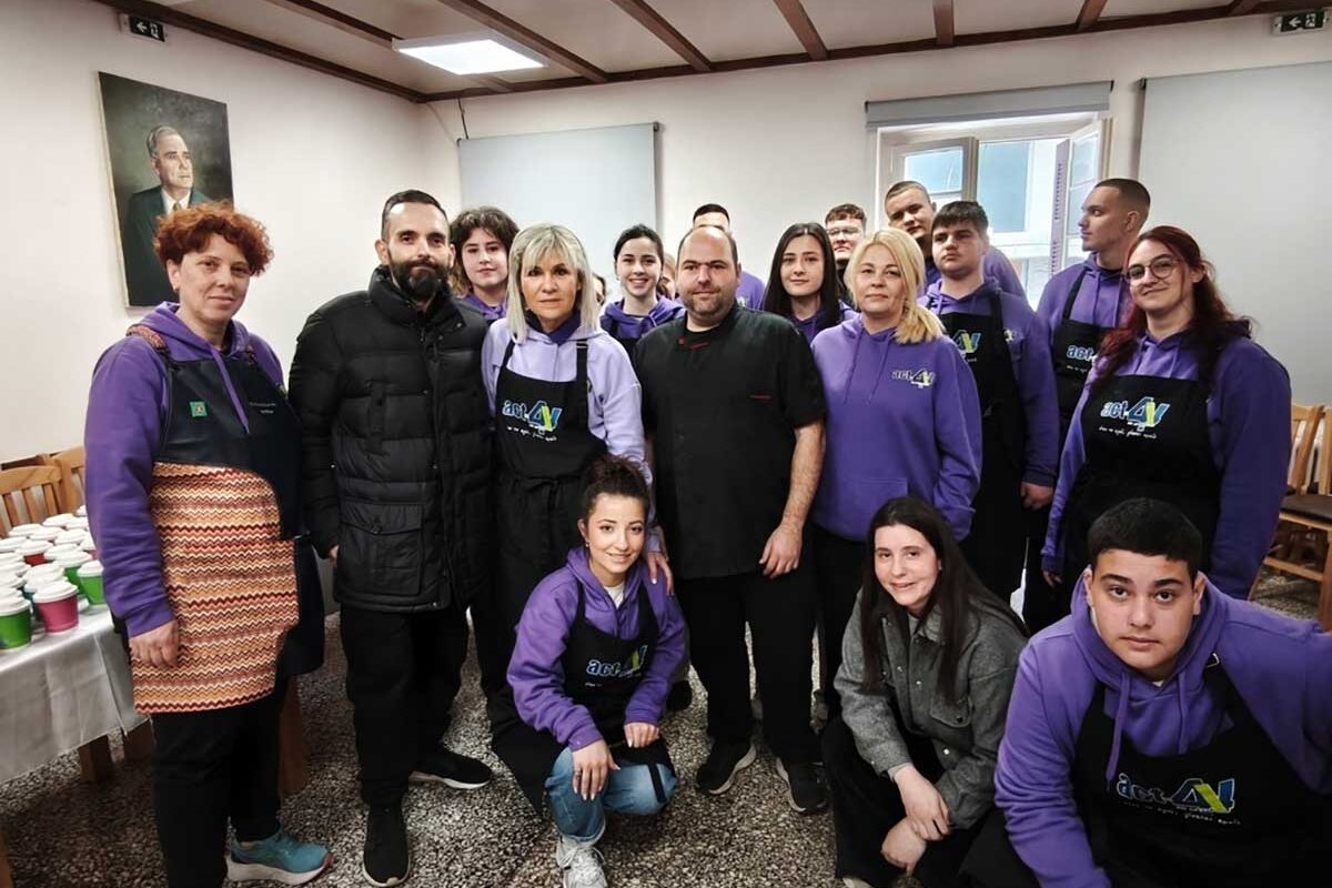 Μαθητές και εθελοντές πρόσφεραν γεύματα σε αστέγους στα Τρίκαλα