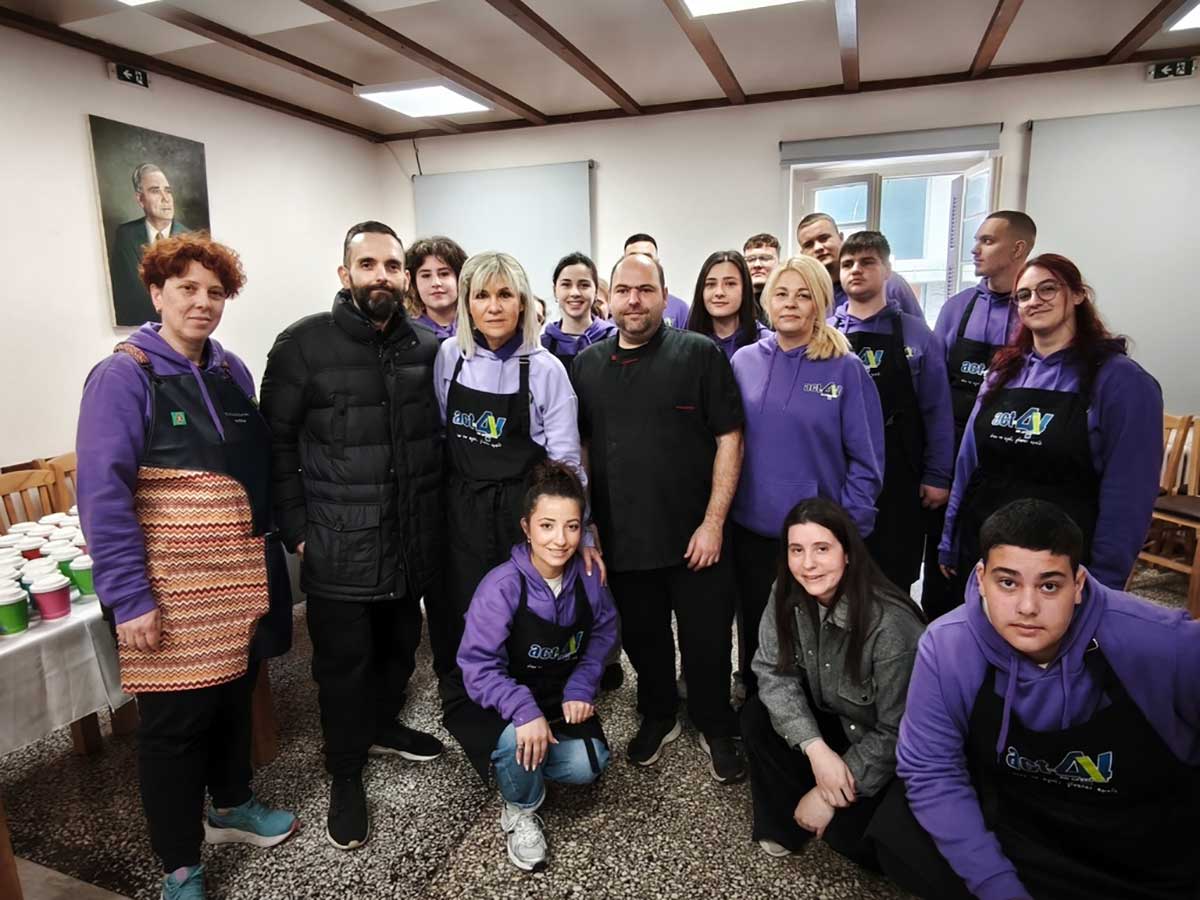 Μαθητές και εθελοντές πρόσφεραν γεύματα σε αστέγους στα Τρίκαλα