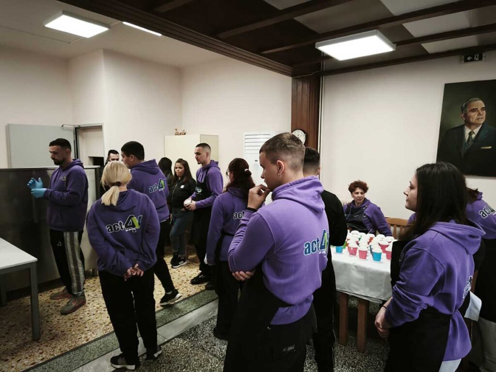 Μαθητές και εθελοντές πρόσφεραν γεύματα σε αστέγους στα Τρίκαλα
