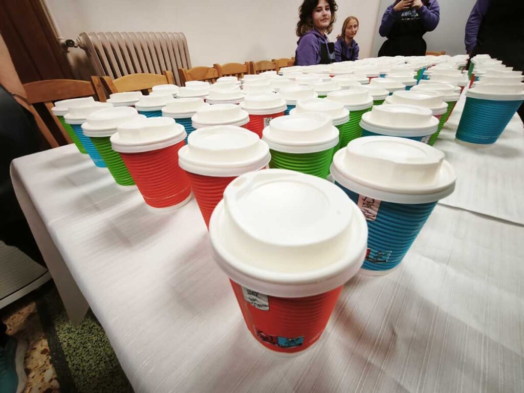 Μαθητές και εθελοντές πρόσφεραν γεύματα σε αστέγους στα Τρίκαλα