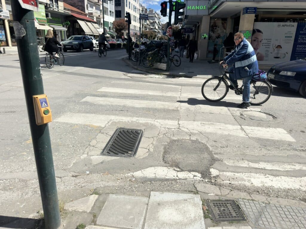 Τρίκαλα: Πού είσαι Κωτούλα με τις «ιδέες» σου; – Μια διάβαση-φάντασμα και ένα ερώτημα προς τον Διοικητή της Τροχαίας