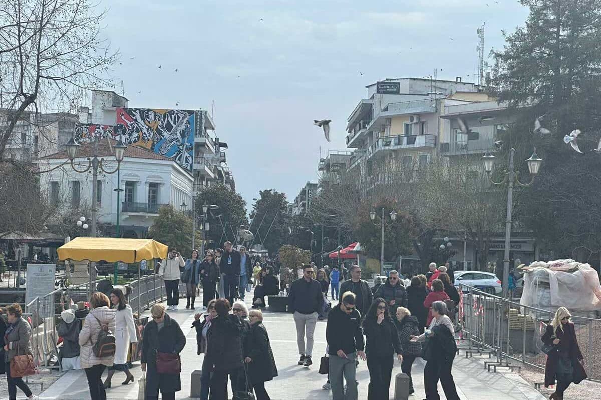 Τρίκαλα: Εκδρομείς στο κέντρο, πλατεία σε εικόνα ντροπής