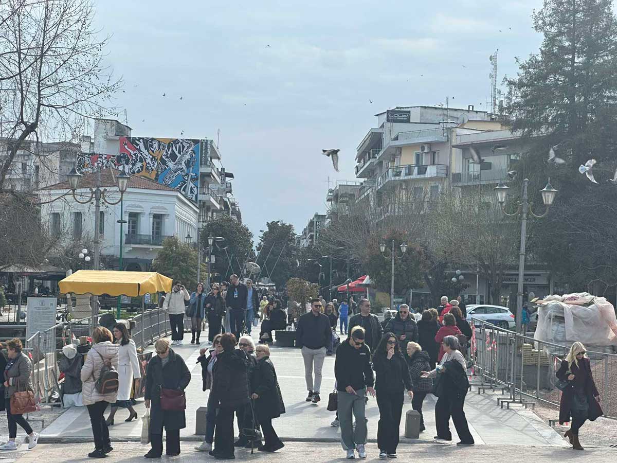 Τρίκαλα: Εκδρομείς στο κέντρο, πλατεία σε εικόνα ντροπής