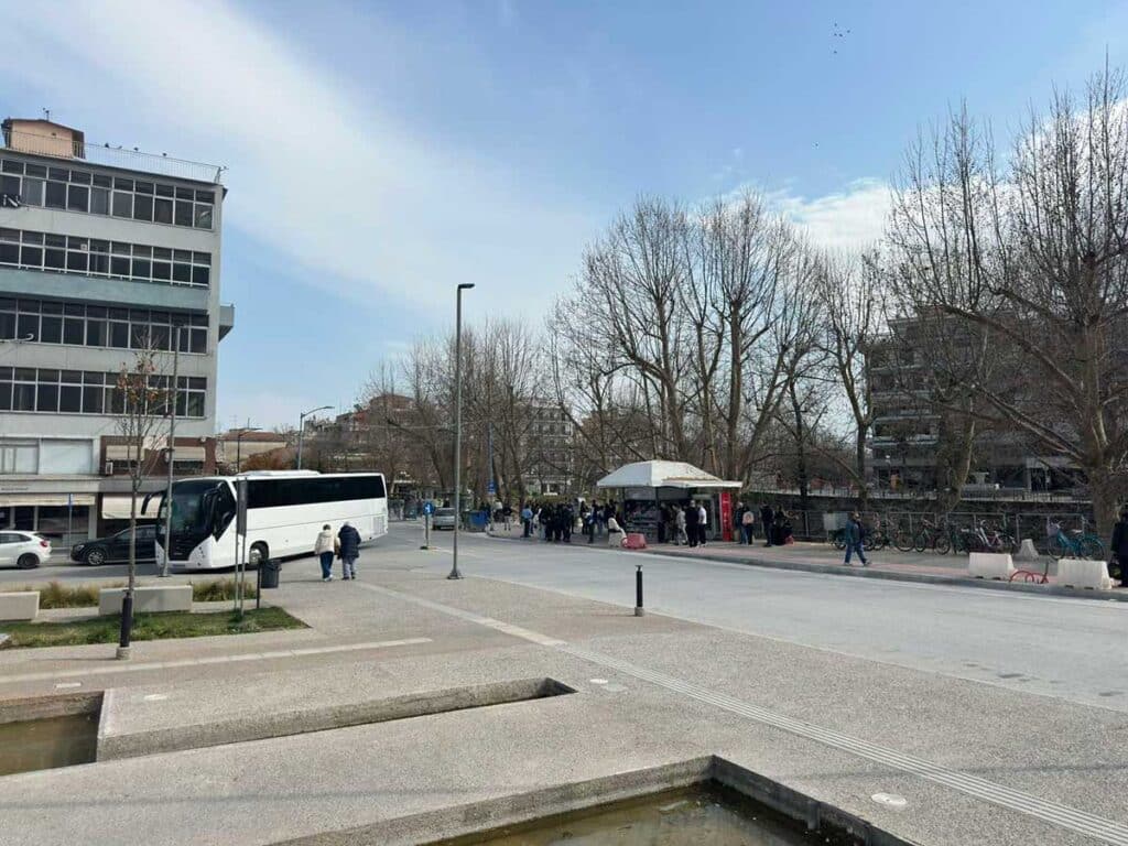 Τρίκαλα: Εκδρομείς στο κέντρο, πλατεία σε εικόνα ντροπής