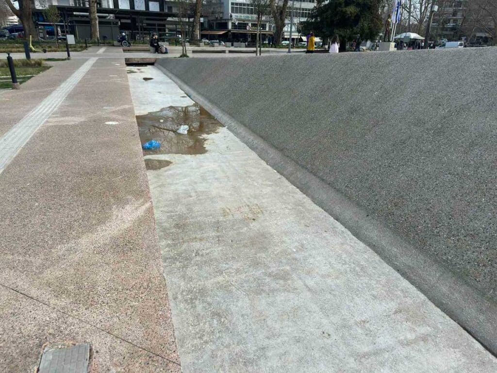 Τρίκαλα: Εκδρομείς στο κέντρο, πλατεία σε εικόνα ντροπής