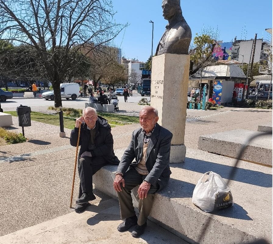Κεντρική πλατεία Τρικάλων: παγκάκια, σκάλες και κήπος στο επίκεντρο
