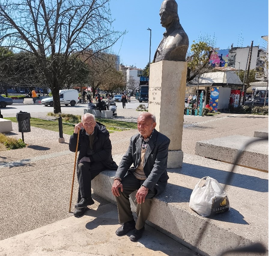 Κεντρική πλατεία Τρικάλων: παγκάκια, σκάλες και κήπος στο επίκεντρο