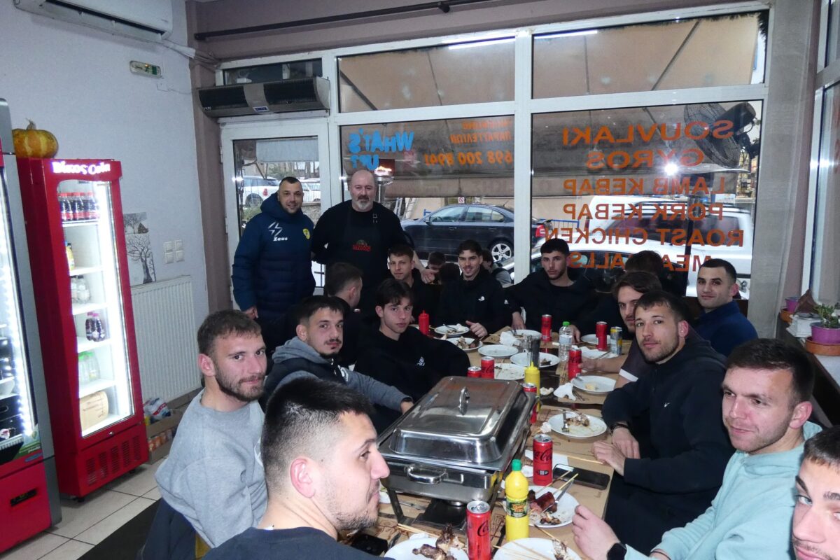 Ο Βάκης Παπαχρήστος κοντά στα Μετέωρα