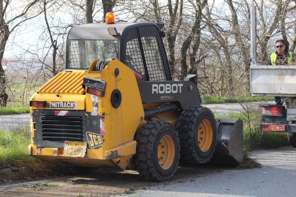 Επιτέλους παρέμβαση στον Περιφερειακό – Έφυγαν τα χόρτα, μένουν φωτισμός και άσφαλτος