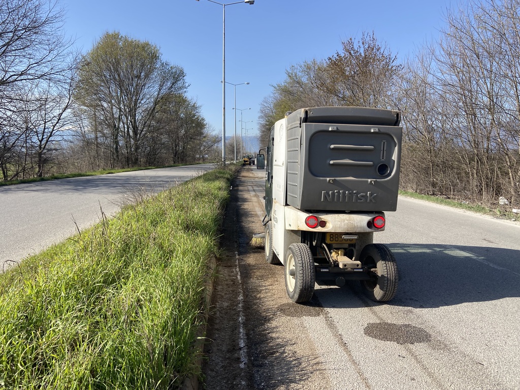 Επιτέλους παρέμβαση στον Περιφερειακό – Έφυγαν τα χόρτα, μένουν φωτισμός και άσφαλτος