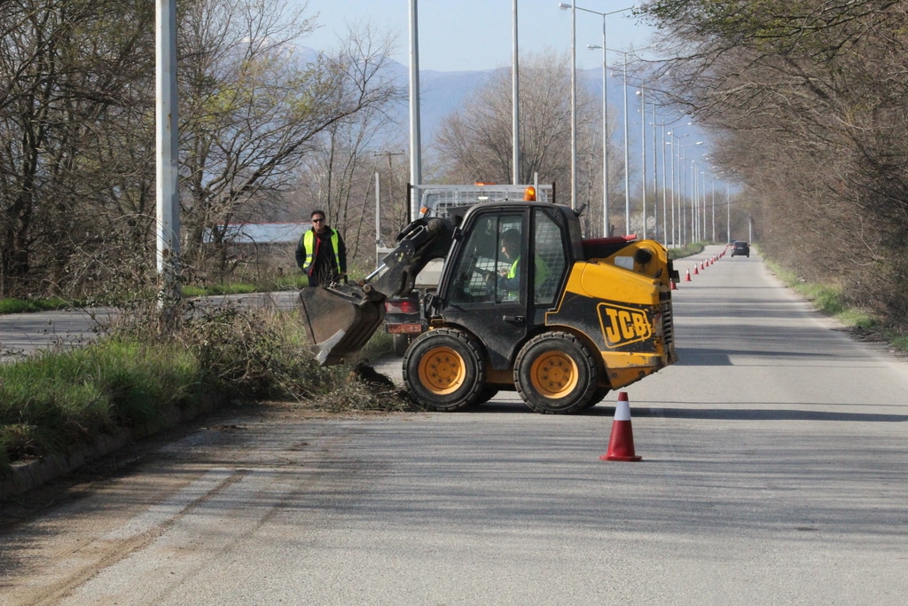 Επιτέλους παρέμβαση στον Περιφερειακό – Έφυγαν τα χόρτα, μένουν φωτισμός και άσφαλτος