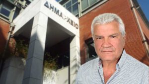 Αποστόλης Παππάς μπροστά στο Δημαρχείο Τρικκαίων με αφορμή παρέμβαση για τις υποψηφιότητες