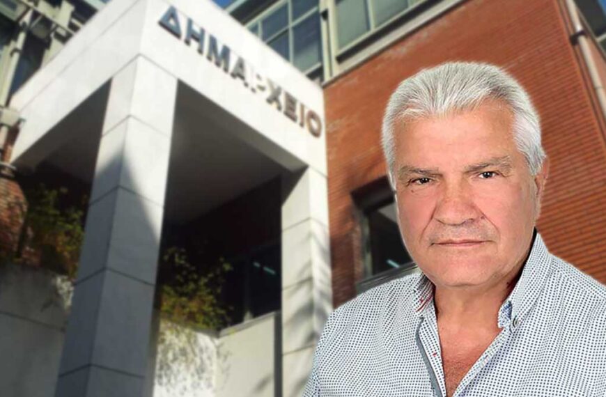 Αποστόλης Παππάς μπροστά στο Δημαρχείο Τρικκαίων με αφορμή παρέμβαση για τις υποψηφιότητες