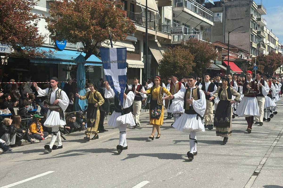 Τρίκαλα: Μαθητική παρέλαση με ρυθμό και περηφάνια