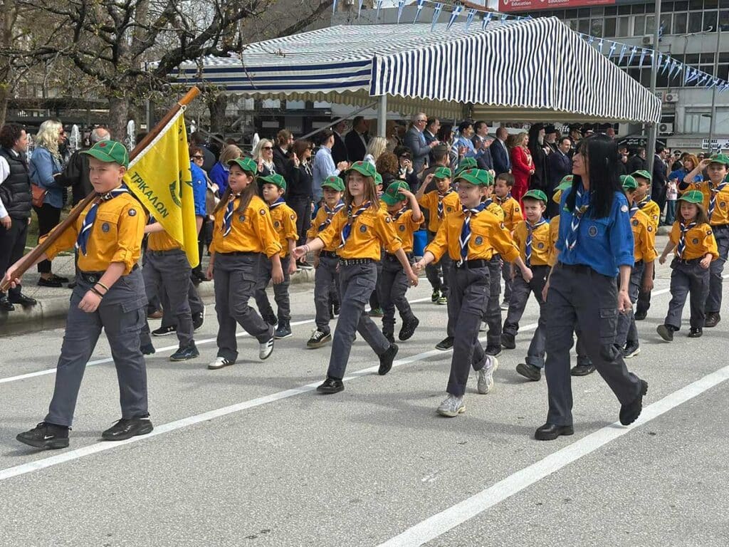 Τρίκαλα: Μαθητική παρέλαση με ρυθμό και περηφάνια
