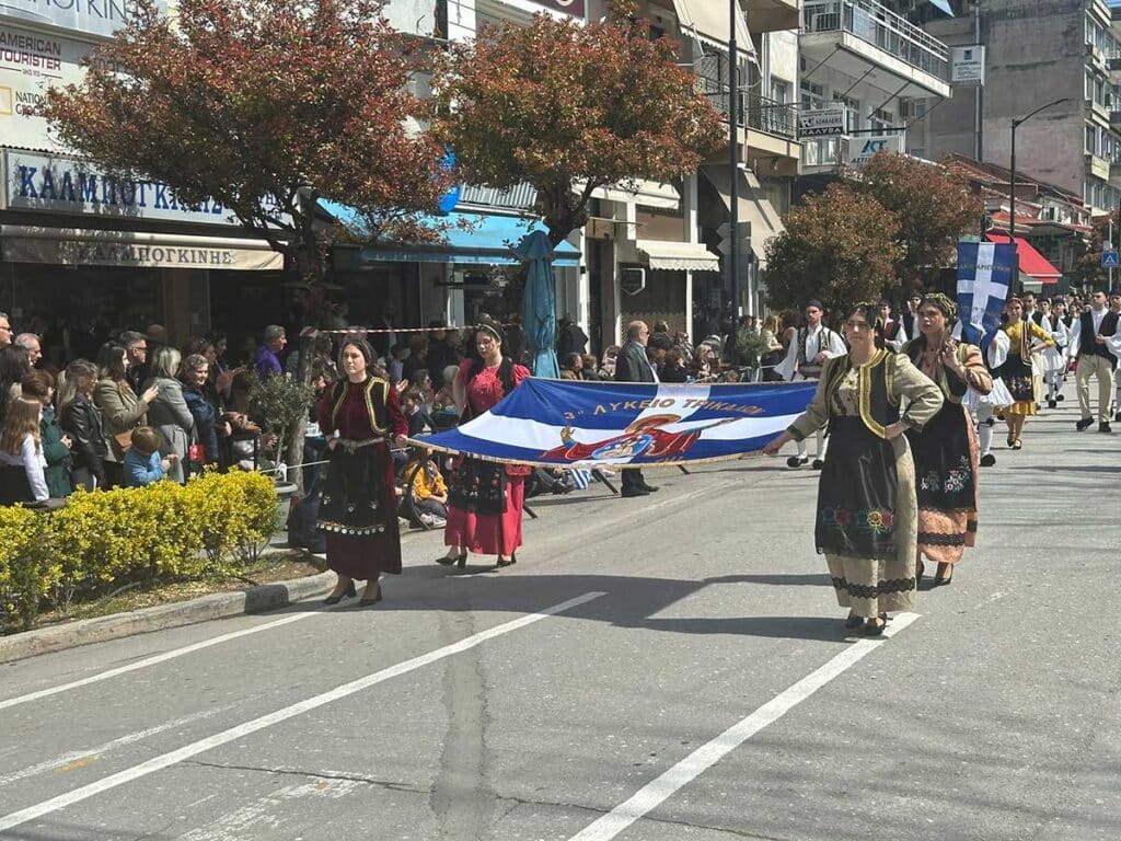 Τρίκαλα: Μαθητική παρέλαση με ρυθμό και περηφάνια