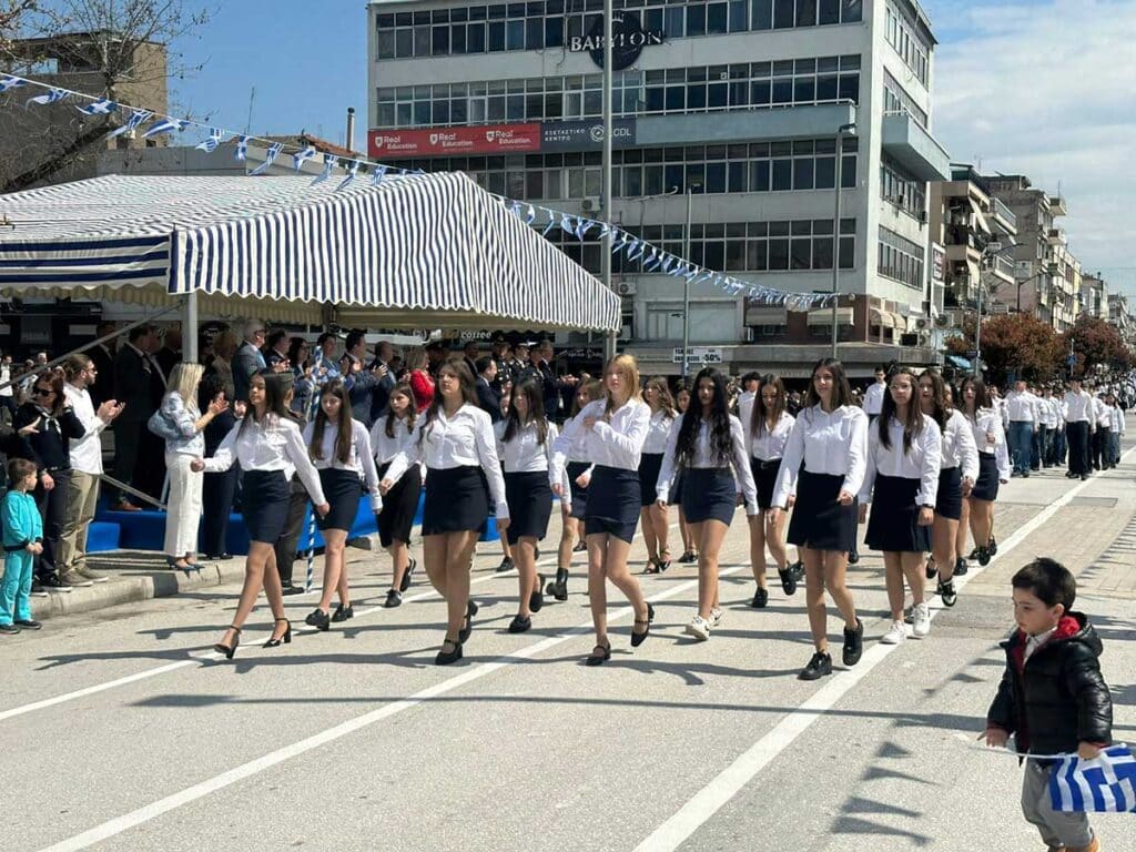 Τρίκαλα: Μαθητική παρέλαση με ρυθμό και περηφάνια