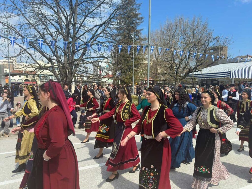 Τρίκαλα: Μαθητική παρέλαση με ρυθμό και περηφάνια