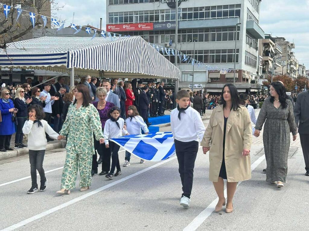 Τρίκαλα: Μαθητική παρέλαση με ρυθμό και περηφάνια