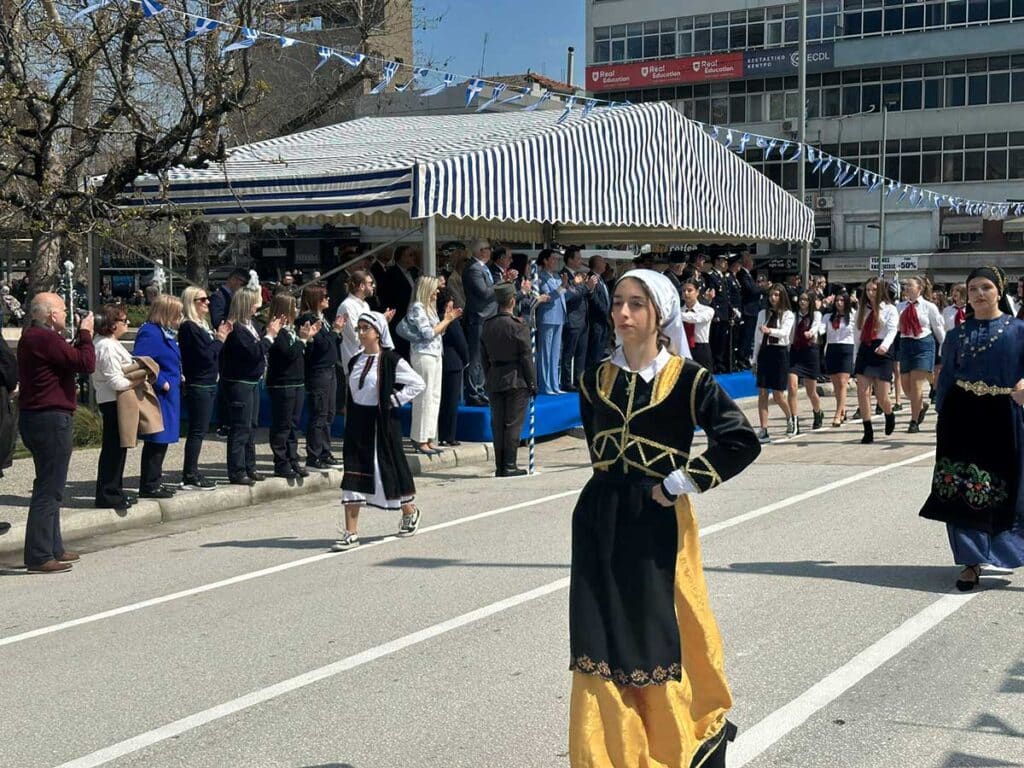 Τρίκαλα: Μαθητική παρέλαση με ρυθμό και περηφάνια