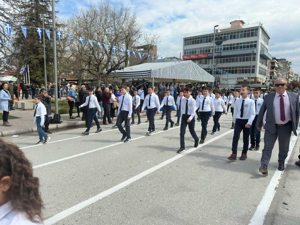 Τρίκαλα: Μαθητική παρέλαση με ρυθμό και περηφάνια