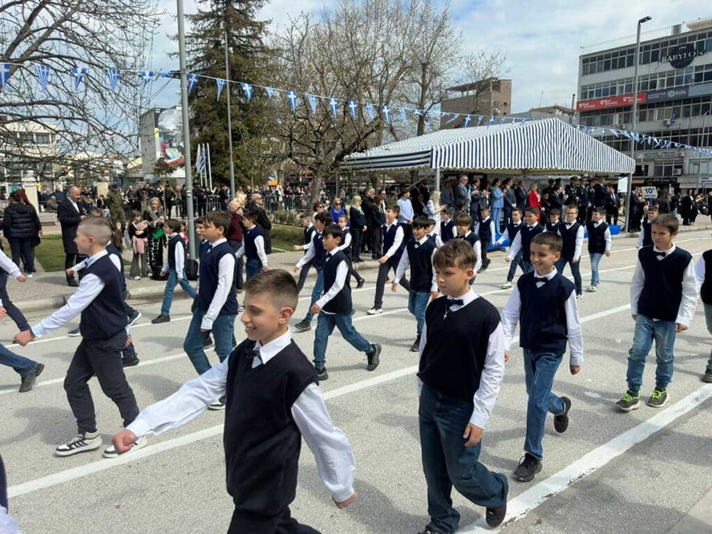 Τρίκαλα: Μαθητική παρέλαση με ρυθμό και περηφάνια