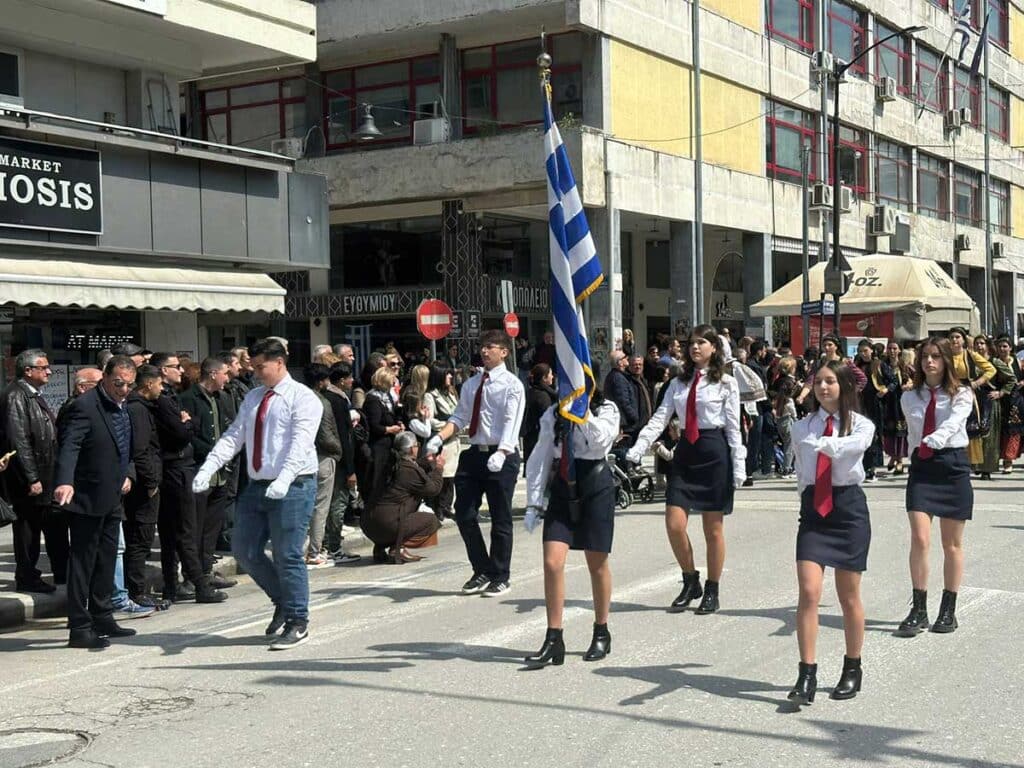 Τρίκαλα: Μαθητική παρέλαση με ρυθμό και περηφάνια