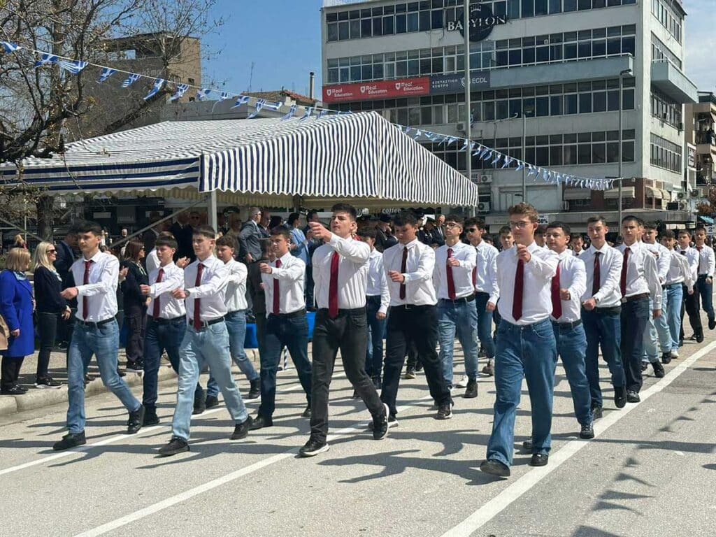 Τρίκαλα: Μαθητική παρέλαση με ρυθμό και περηφάνια