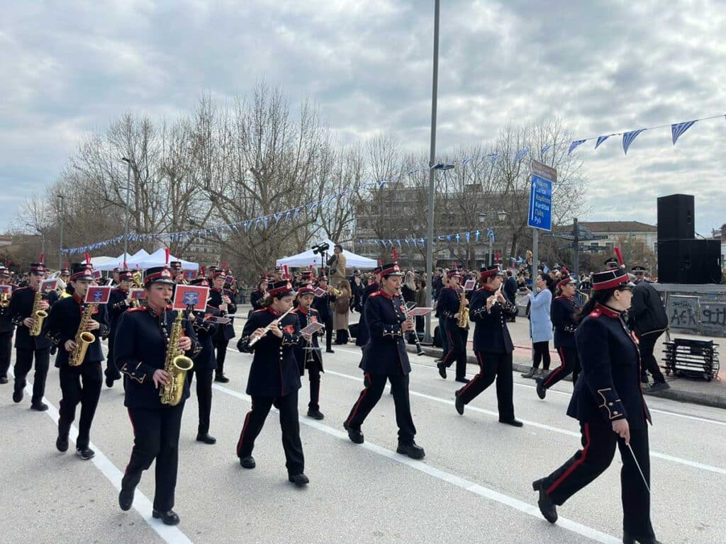Τρίκαλα: Μαθητική παρέλαση με ρυθμό και περηφάνια
