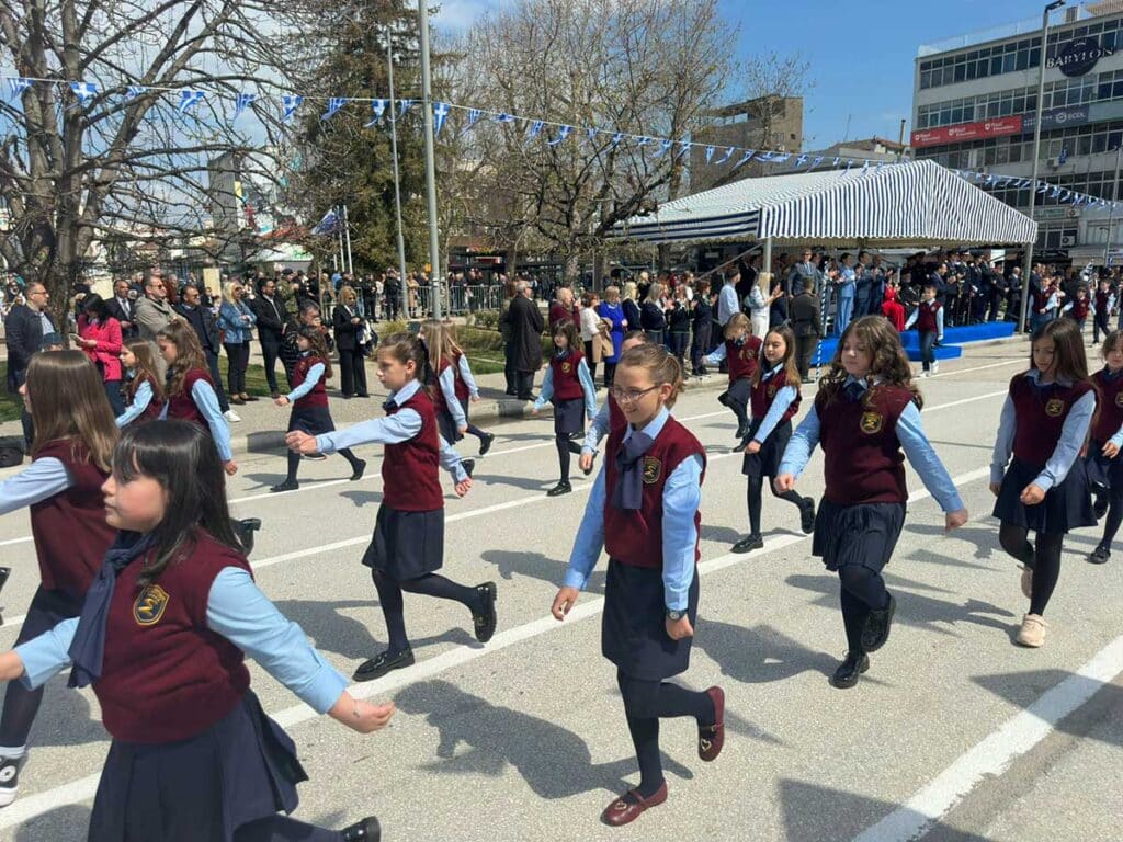 Τρίκαλα: Μαθητική παρέλαση με ρυθμό και περηφάνια